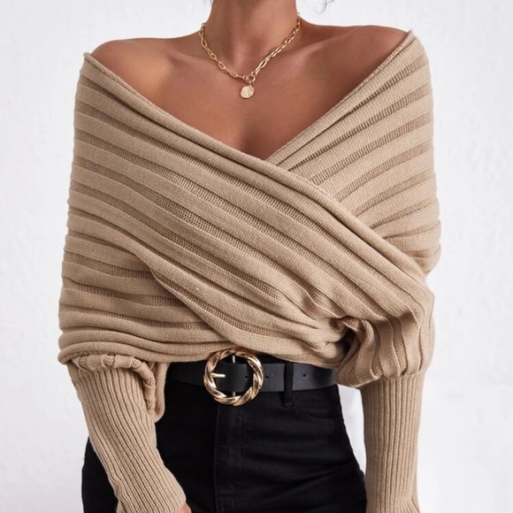 Beautiful woman rip knit wrap sweater - Picture 2 of 6